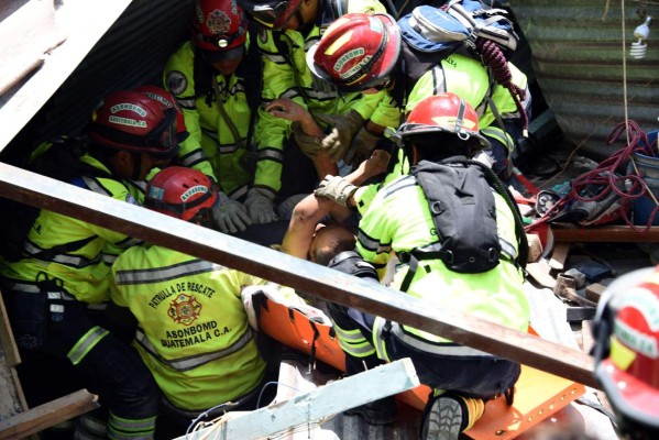 Luto en Guatemala por deslave que dejó 16 muertos y 600 desaparecidos