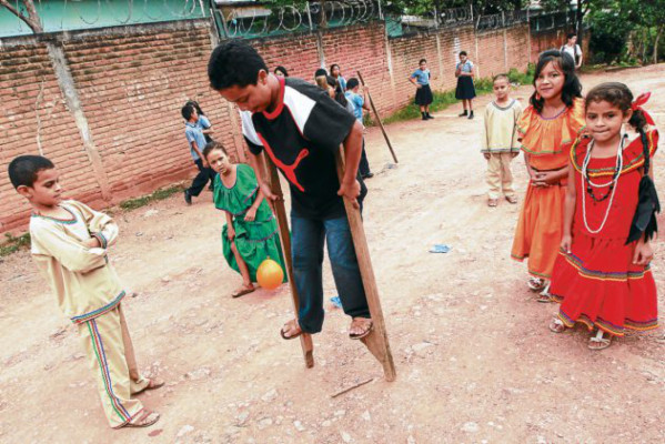 Niños de centros educativos demuestran su hondureñidad
