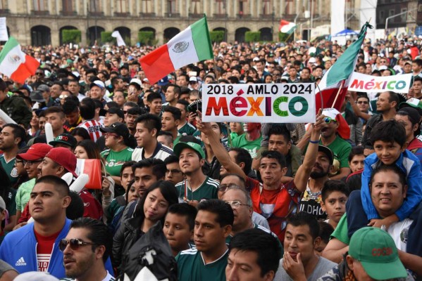 Hinchas mexicanos celebran el triunfo de AMLO en partido de México contra Brasil