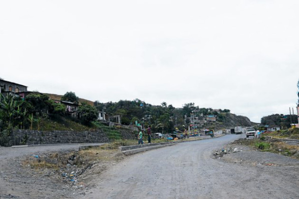 Ingenieros verifican planos y topografía