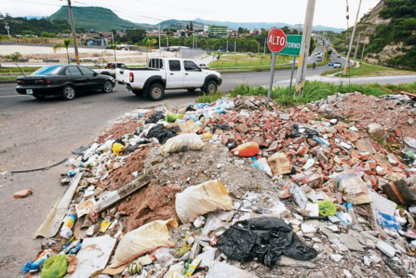 Desechos de construcción tapizan aceras de 40 colonias