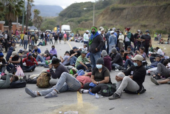 Cercos policiales, intemperie y covid-19: las amenazas a la caravana migrante en Guatemala