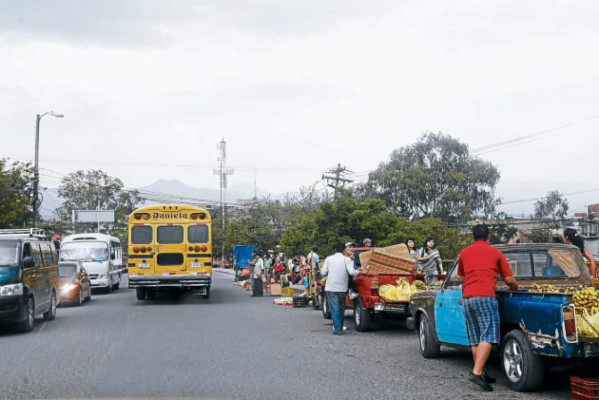 Vendedores convierten en mercado puente El Carrizal