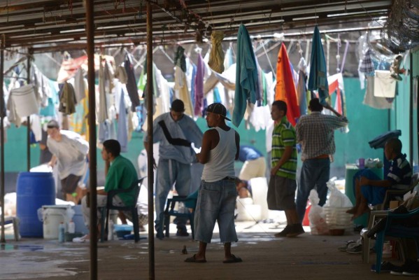 Pandilleros se redimen por el trabajo en una hacinada cárcel salvadoreña