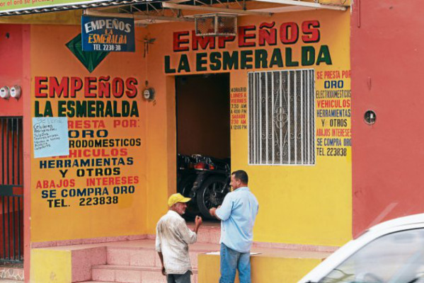Capitalinos empeñan hasta vehículos en casas de préstamos