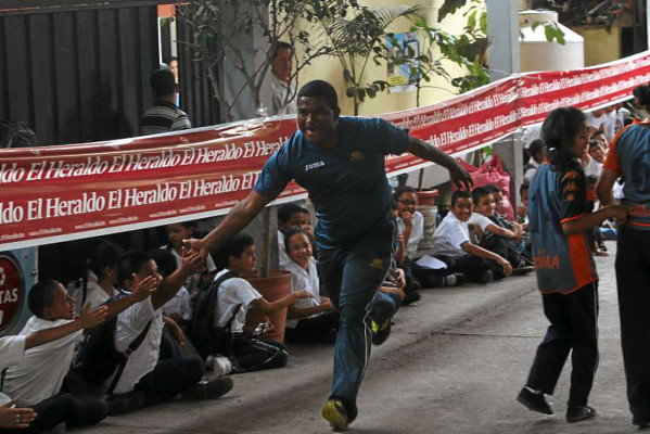 El Ciclón Azul llenó de ambiente la Escuela Cerro Grande II