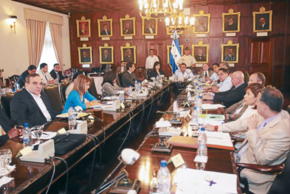 Cada 38 días, el gobierno del presidente Porfirio Lobo emite un estado de emergencia