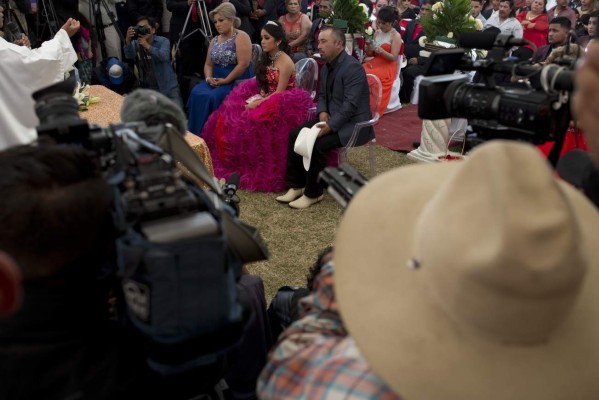 Caos y disturbios son parte de los XV años de Rubí