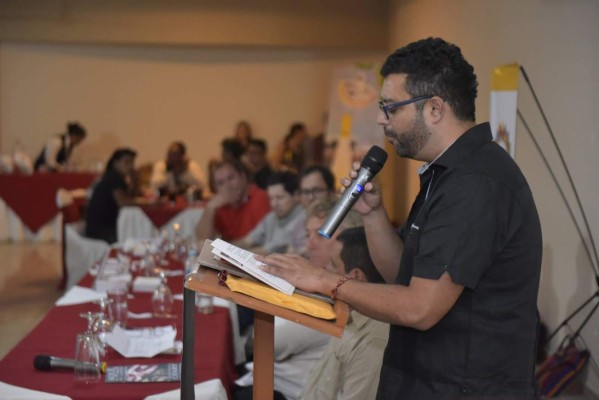 Fabricio Estrada triunfa con su poemario