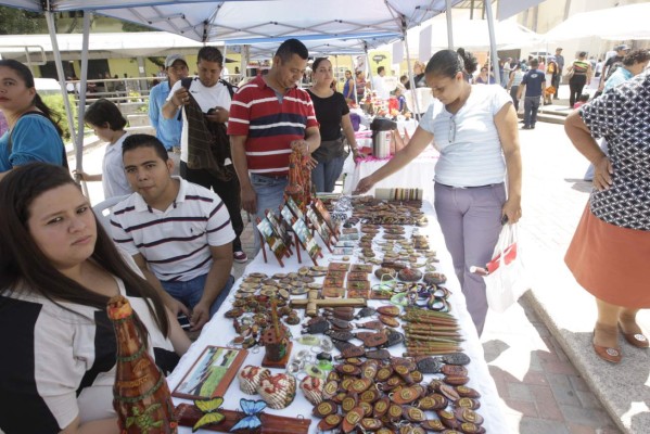 Promueven feria artesanal lenca en la plaza central