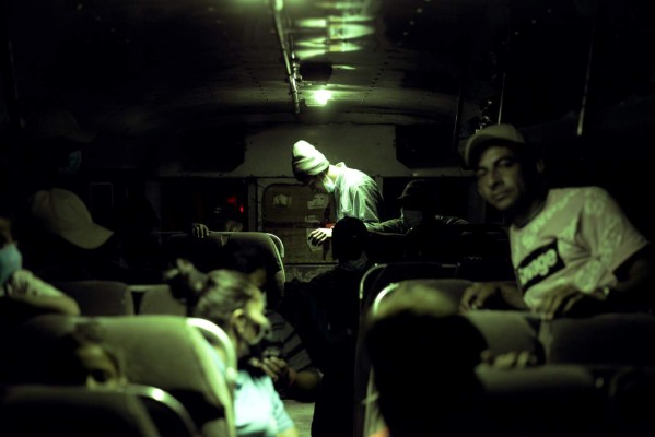 Cercos policiales, intemperie y covid-19: las amenazas a la caravana migrante en Guatemala