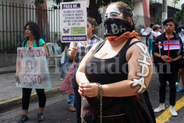 Cientos de feministas demandan despenalizar aborto en El Salvador&nbsp; &nbsp;
