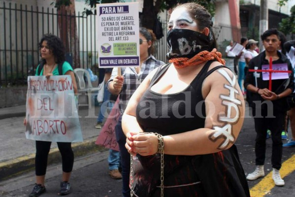 Cientos de feministas demandan despenalizar aborto en El Salvador   
