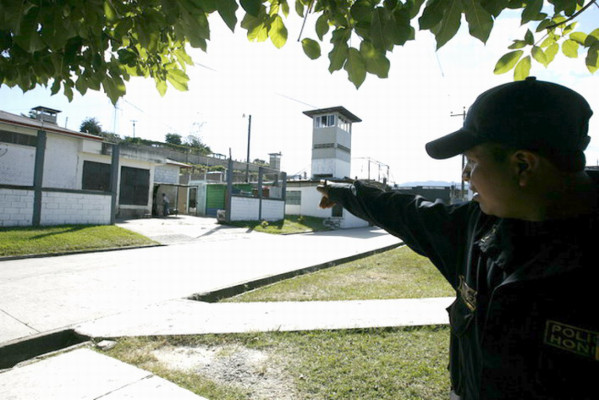 Ahorcados aparecen supuestos narcotraficantes