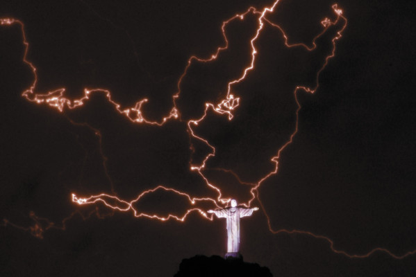 Cristo Redentor con pulgar dañado por un rayo