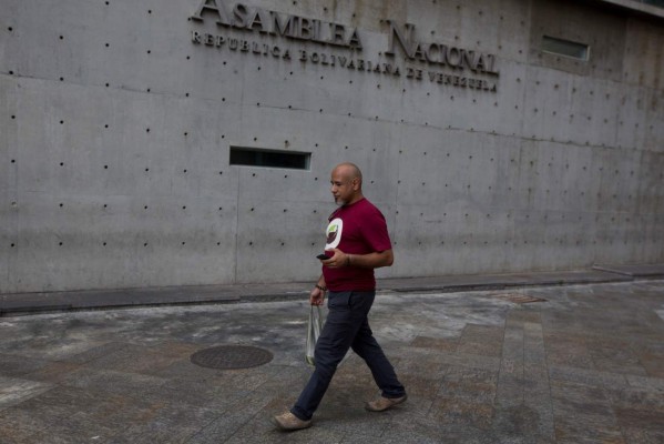 Oposición asume mando del Parlamento en una Venezuela bajo crisis y tensión