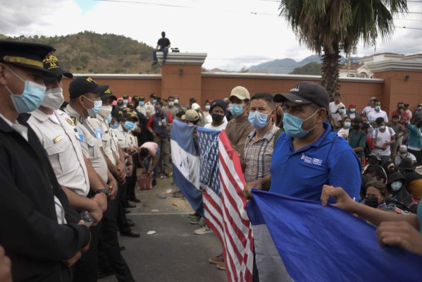 Cercos policiales, intemperie y covid-19: las amenazas a la caravana migrante en Guatemala