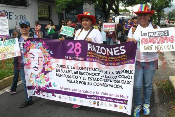 Cientos de feministas demandan despenalizar aborto en El Salvador&nbsp; &nbsp;