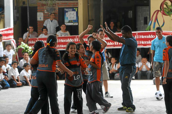 El Ciclón Azul llenó de ambiente la Escuela Cerro Grande II