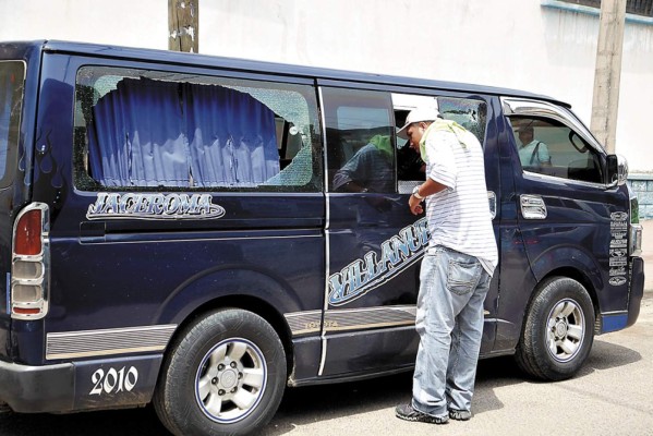 Un muerto y dos heridos deja tiroteo en atraco a microbús