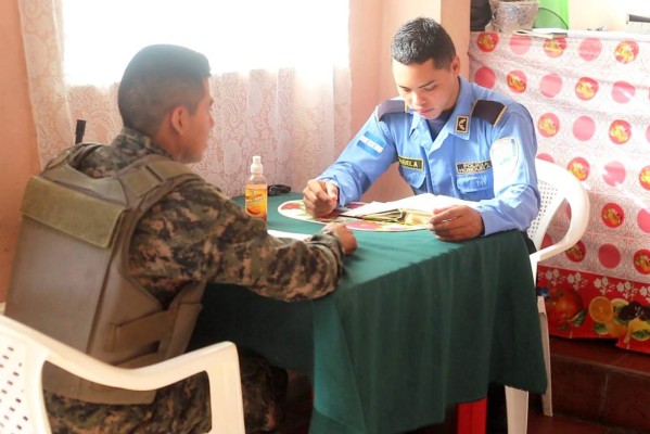 Policía hondureño asegura llevar consigo el arma más poderosa