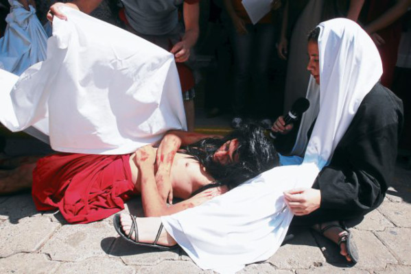 Universitarios reviven la Pasión, Muerte y Resurrección de Jesús