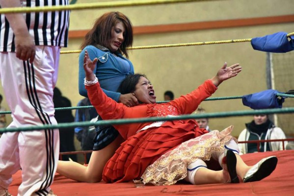 'Cholitas' en lucha libre por la vida