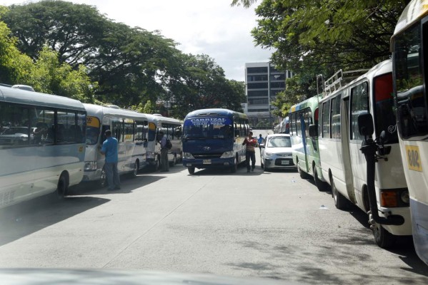 Arteria y sus aceras invadida de buses