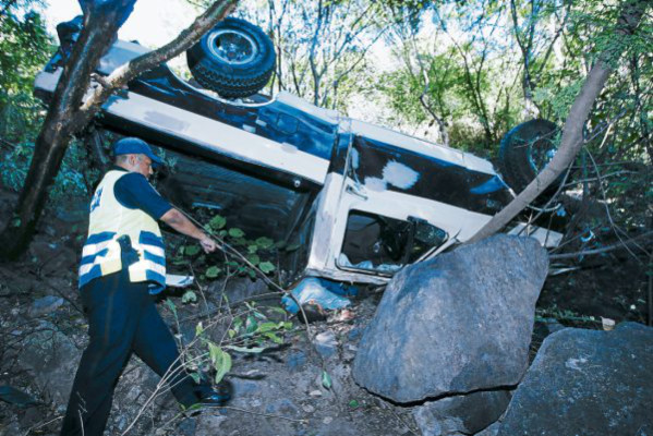 Un muerto y cuatro heridos en otro accidente vial