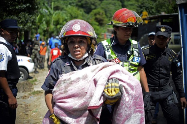 Luto en Guatemala por deslave que dejó 16 muertos y 600 desaparecidos