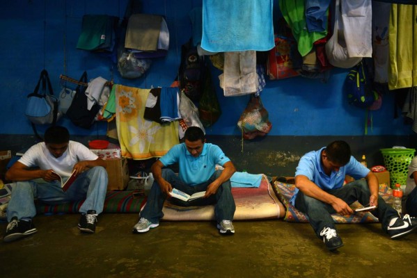 Pandilleros se redimen por el trabajo en una hacinada cárcel salvadoreña