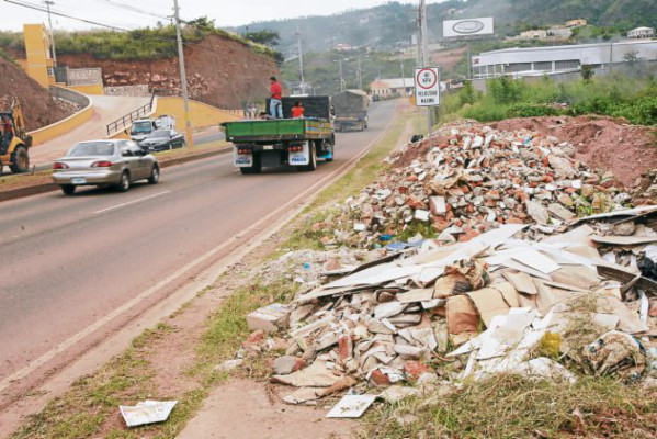 Desechos de construcción tapizan aceras de 40 colonias