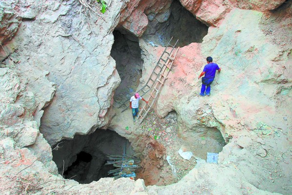 Choluteca: Tres de los 11 mineros soterrados dan señales de vida