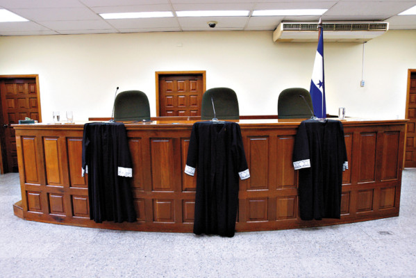 Toga de jueces, un luto de siglos