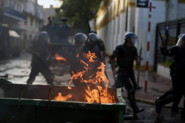 Manifestantes le prenden fuego al Congreso paraguayo tras aprobarse la reelección presidencial