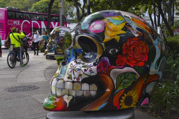 Los mexicanos celebran el Día de muertos con cráneos monumentales