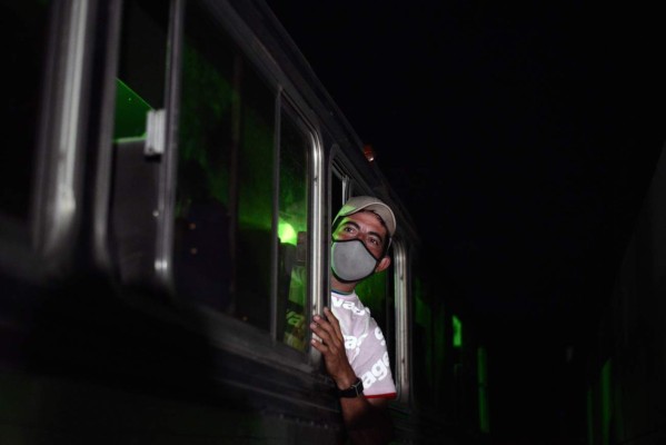 Cercos policiales, intemperie y covid-19: las amenazas a la caravana migrante en Guatemala