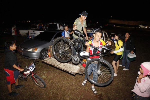 III Vuelta Ciclística hizo vibrar el pavimento