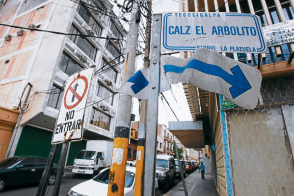 Tegucigalpa y Comayagüela están llenas de señales viales confusas y en desuso