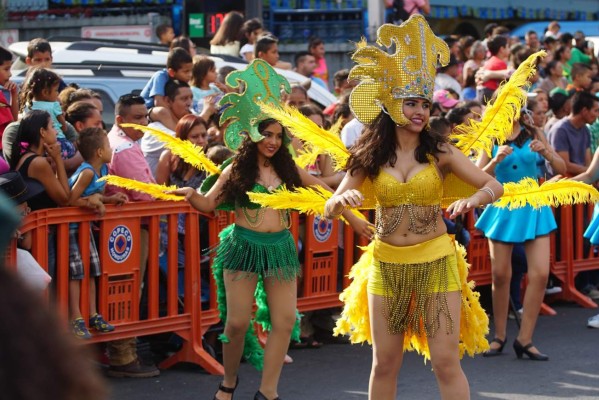 Chicas irradiaron belleza en la Feria Juniana de San Pedro Sula