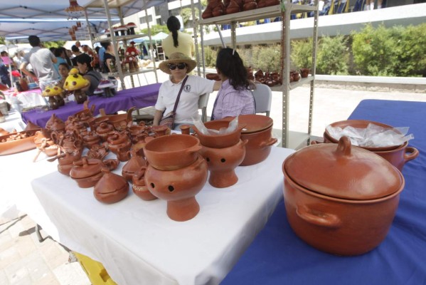 Promueven feria artesanal lenca en la plaza central