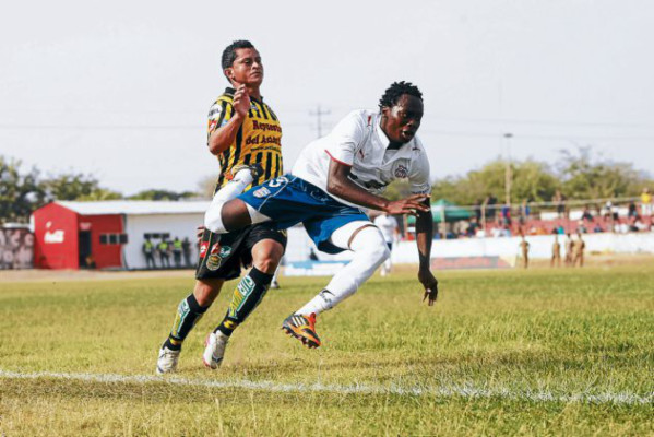 Necaxa cede en casa y cae ante el España