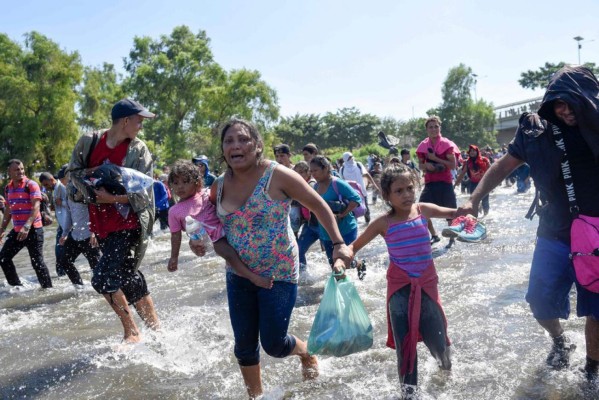 15 fotos impactantes de la caravana migrante recibida con gas lacrimógeno