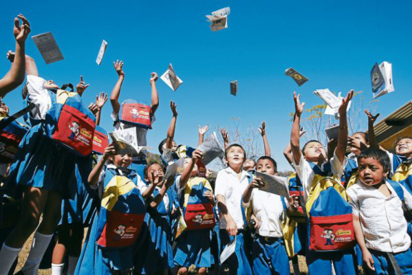Caravana educativa en recónditas aldeas de Curarén