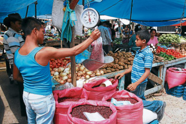 Centrales obreras exigen rebajas a canasta básica