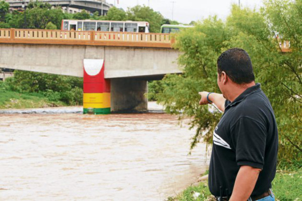 Bomberos rescatan a hombre atrapado en río Guacerique
