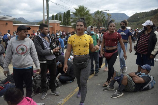 Cercos policiales, intemperie y covid-19: las amenazas a la caravana migrante en Guatemala