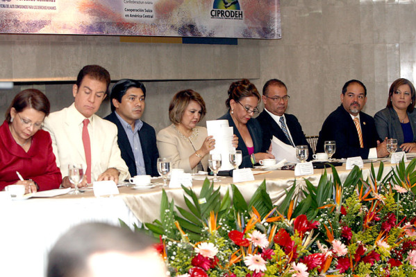 Por segunda vez, acto político termina en alboroto en Tegucigalpa