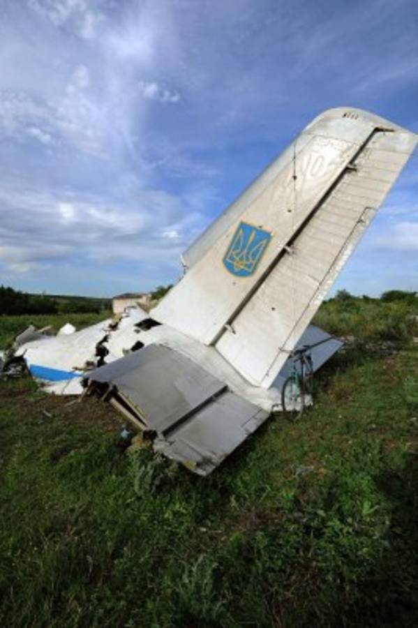 Mueren casi 300 personas tras caer avión malayo