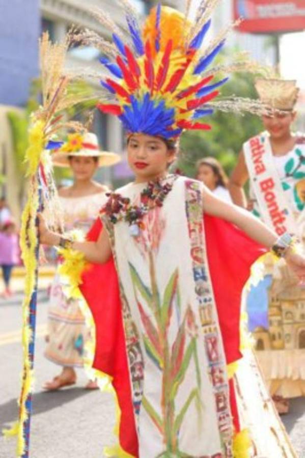 Sampedranos le rinden honores a la patria con colorido desfile